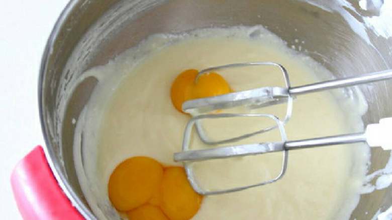 轻乳酪芝士蛋糕
,将蛋黄蛋清分开，加入4个蛋黄并搅打均匀