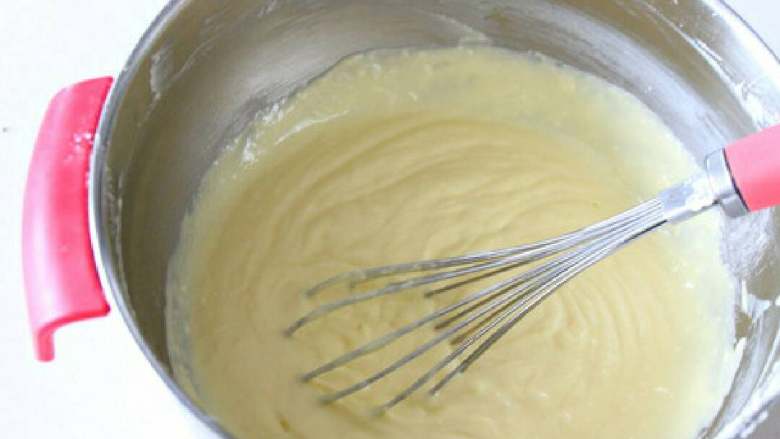 轻乳酪芝士蛋糕
,用手动打蛋器搅拌均匀后放进冷藏冰箱半个小时待用
