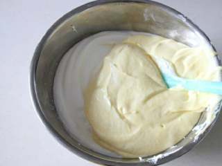 轻乳酪芝士蛋糕
,再把拌均匀的奶酪糊部分倒回剩下的蛋白部分用刮刀同样用翻拌的手法拌均匀