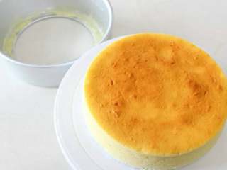 轻乳酪芝士蛋糕
,脱模好蛋糕移到蛋糕垫或盘子里，切块即可食用