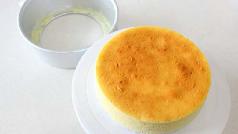 轻乳酪芝士蛋糕
,脱模好蛋糕移到蛋糕垫或盘子里，切块即可食用