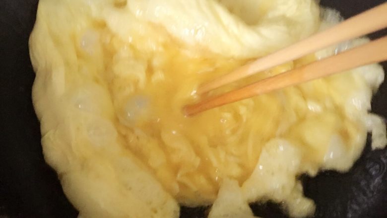西红柿辣椒炒鸡蛋,倒入油把打散的鸡蛋炒熟，炒的时候可以用筷子搅拌这样会成一小块一小块的。