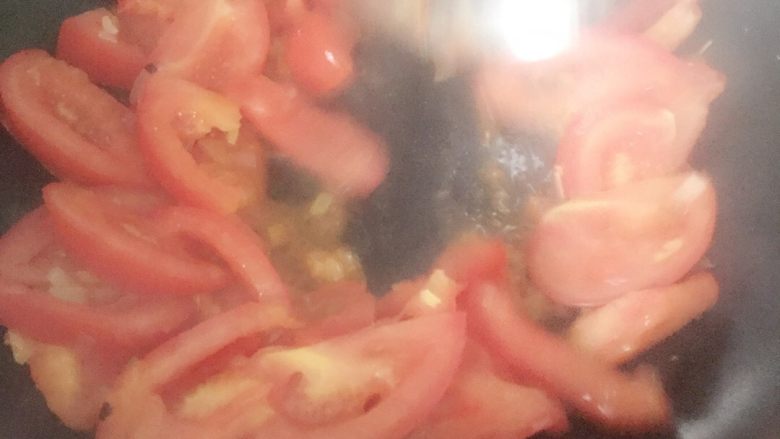 西红柿辣椒炒鸡蛋,炒香后倒入西红柿翻炒至西红柿出汁。