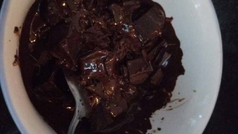 巧克力甜甜圈,切好的巧克力块放入碗中，隔温水慢慢把巧克力溶化了