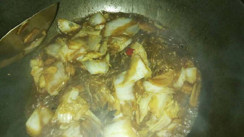 老厨白菜,锅里快没水的时候放入盐、鸡精翻炒。在炒1-2分钟就可以出锅了。（这时候锅里也没水了）