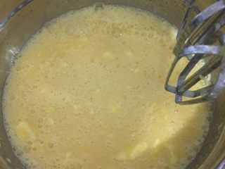 香酥蛋卷,黄油软化后和蛋液混合均匀