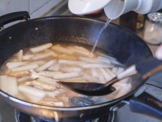 萝卜炖蛏子,盖上锅盖煮直至透明便可，喜欢萝卜软一点就多熬煮一会儿
