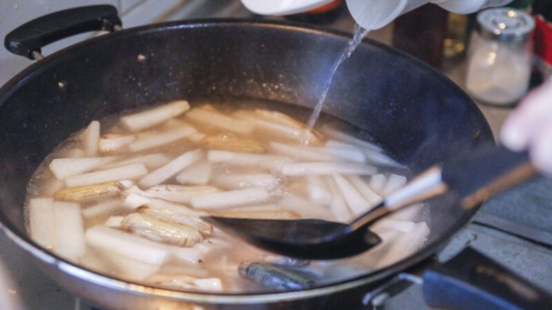 萝卜炖蛏子,盖上锅盖煮直至透明便可，喜欢萝卜软一点就多熬煮一会儿