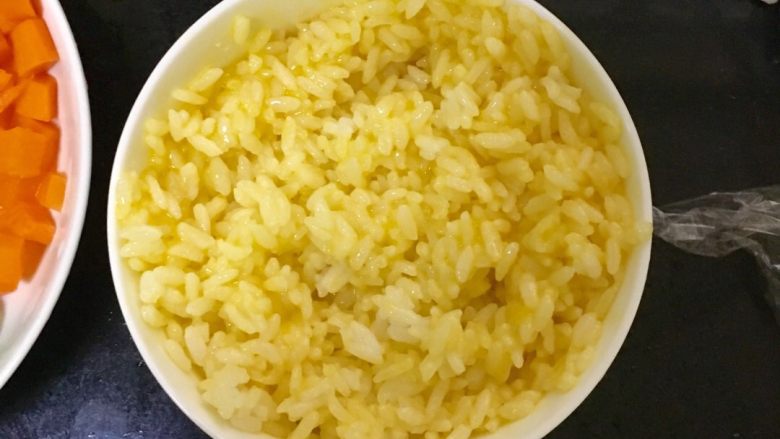 彩蔬蛋炒饭,将米饭🍚放入蛋液拌匀