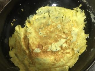 素饺子,鸡蛋搅拌倒入已热的油锅，煎至两面金黄