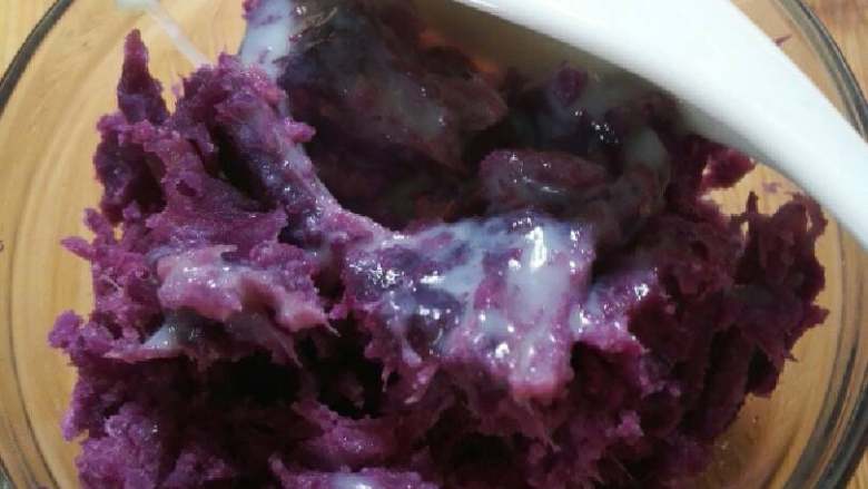 紫薯木瓜冻,<a style='color:red;display:inline-block;' href='/shicai/ 2643'>紫薯</a>去皮洗净蒸熟，压碎，加入一勺炼奶。