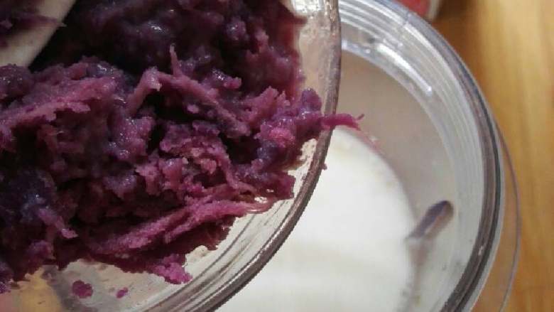 紫薯木瓜冻,把三分之二的<a style='color:red;display:inline-block;' href='/shicai/ 219'>牛奶</a>和紫薯倒入料理机打成汁。（喜欢甜一点可以加入适量白糖）