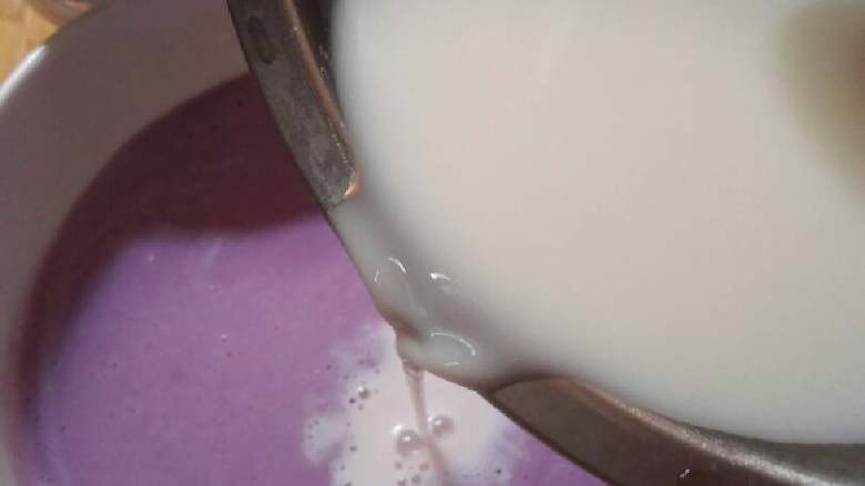 紫薯木瓜冻,再把牛奶倒入紫薯牛奶中搅拌均匀。