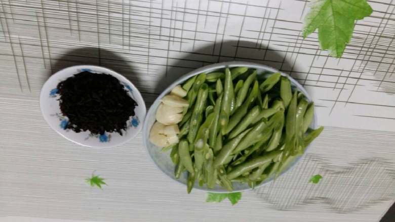 四季豆梅干菜,洗净斜刀切段，蒜蓉梅干菜（自己家凉干的梅干菜就是好吃）待用。
