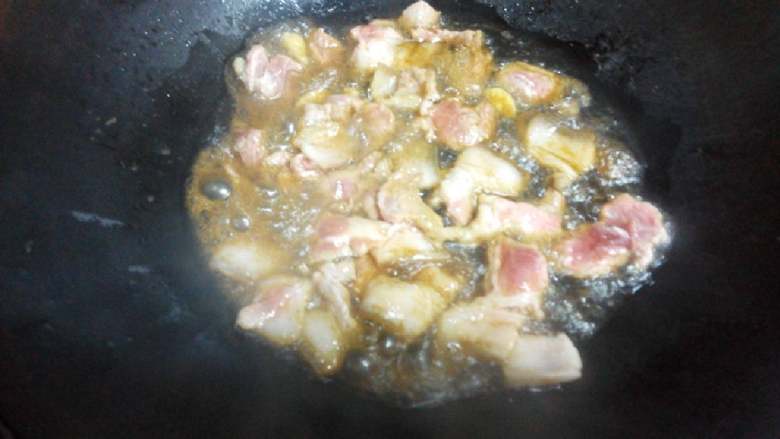 西葫芦炒肉,起锅烧油～先炒肉