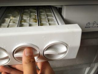 水果酸奶冻,最后放入冰箱冷冻。