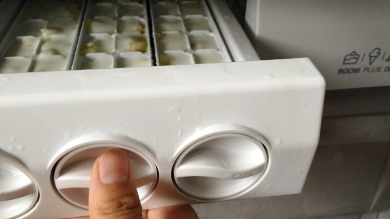 水果酸奶冻,最后放入冰箱冷冻。