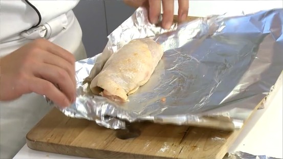 蝦漿烤雞肉捲 ,接著再用抹好油的鋁箔紙將作法4包捲起來，放入已預熱的烤箱中，以190℃烤約30分鐘即可。