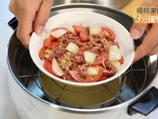 一鍋兩菜 清蒸蕃茄牛肉片+海鮮茶碗蒸,將作法3與作法2放入電鍋中，外鍋加入1杯水，蓋上鍋蓋，蒸8分鐘後先取出牛肉