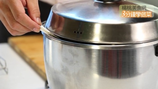 一鍋兩菜 清蒸蕃茄牛肉片+海鮮茶碗蒸,將鍋蓋留一細縫，蒸至茶碗蒸熟後，取出撒上材料B的蔥花即可。