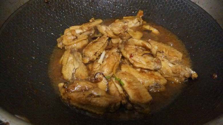 藕心鸡翅,加入姜丝，适量水盖上锅盖焖，水开后再翻个面再煮。