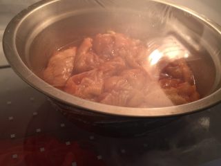 奥尔良烤翅,包一层保鲜膜腌到第二天