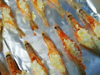 蒜蓉烤虾,虾背部用剪刀剪开，深度五分之四，长度整个虾身。(吃货着急忘记拍照了)。