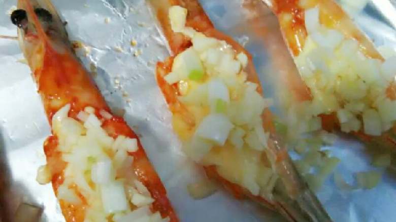 蒜蓉烤虾,现在开始稍作定型为烤时做准备，定型可用煎锅也可用电饼铛均可，虾背部煎一下，定型即可不要煎熟。