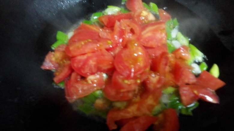 疙瘩汤,倒入西红柿继续炒～加点盐～