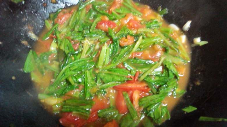 疙瘩汤,再加入油麦菜继续炒～炒熟后备用～炒菜同时，另一个锅做水～