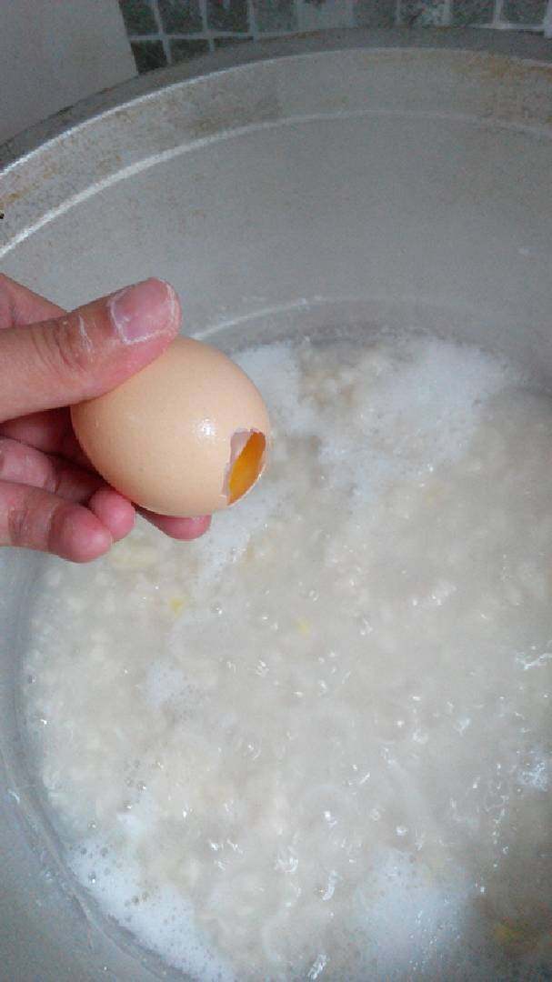 疙瘩汤,鸡蛋磕一个洞～在疙瘩汤里打散一个鸡蛋～