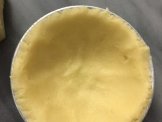 曲奇蛋挞,分成10份，其中一份放入模具旋转按压出形状，裁去多余的面皮，冷藏一会儿