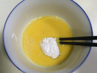 港式蛋挞,鸡蛋打散，加入糖粉搅拌至糖粉溶化。