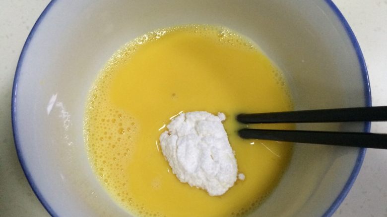 港式蛋挞,鸡蛋打散，加入糖粉搅拌至糖粉溶化。