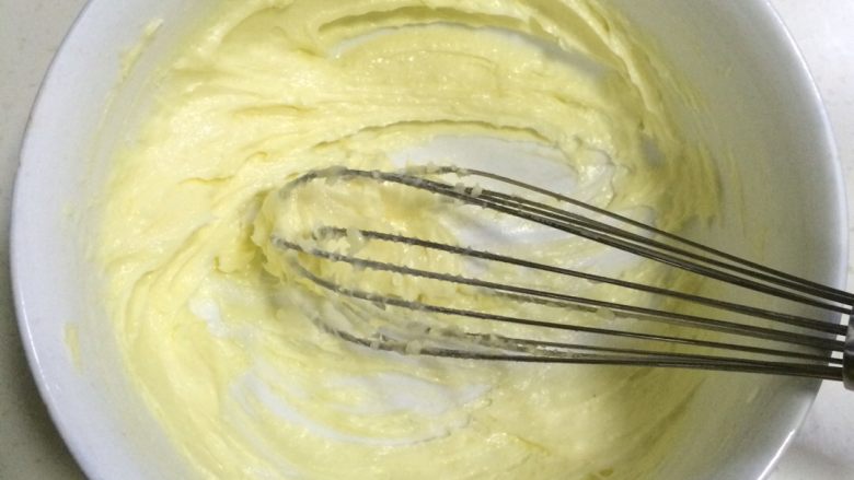 港式蛋挞,用手动打蛋器搅拌至黄油颜色变浅。