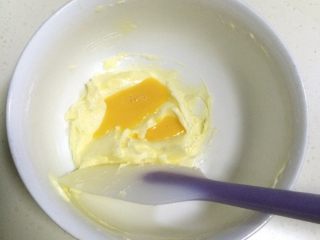 港式蛋挞,先后加入鸡蛋液和淡奶油，翻拌均匀。