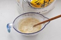白馒头,加入80克面粉，用一根筷子顺时针搅拌至杯内无干粉即可。