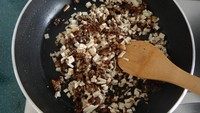 香菇菜包,香菇炒干后，把豆干碎也放入稍炒片刻。