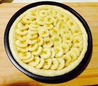 香蕉玉米披萨,放入香蕉片。（如果放苹果或菠萝，要先烤制10分钟左右、或用油炒去水分）