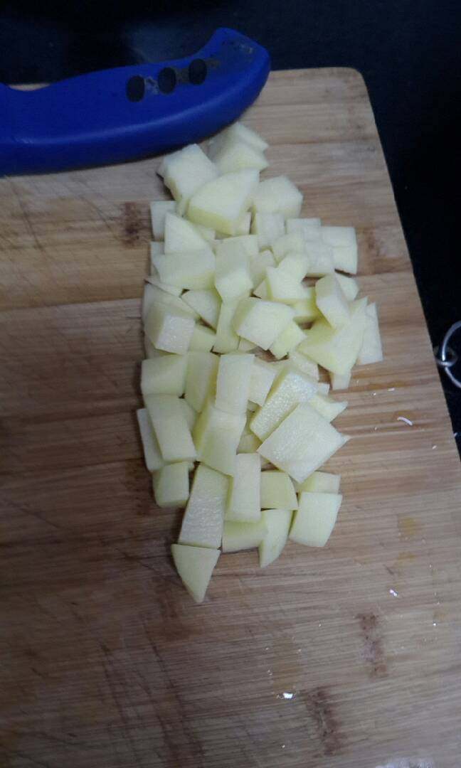 闷饭,土豆洗净切丁