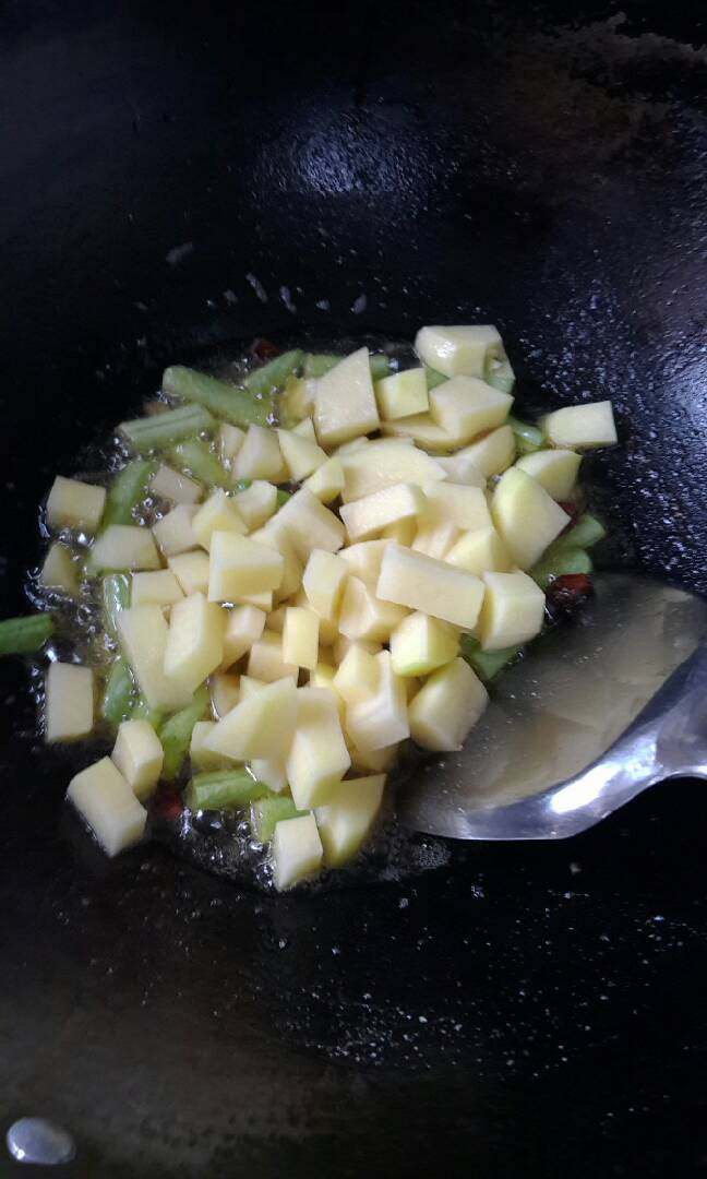 闷饭,其次放入土豆，我感觉豆角熟的慢，土豆易熟后放