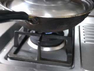 闷饭,小火焖熟注意转动铁锅，注意不要糊锅