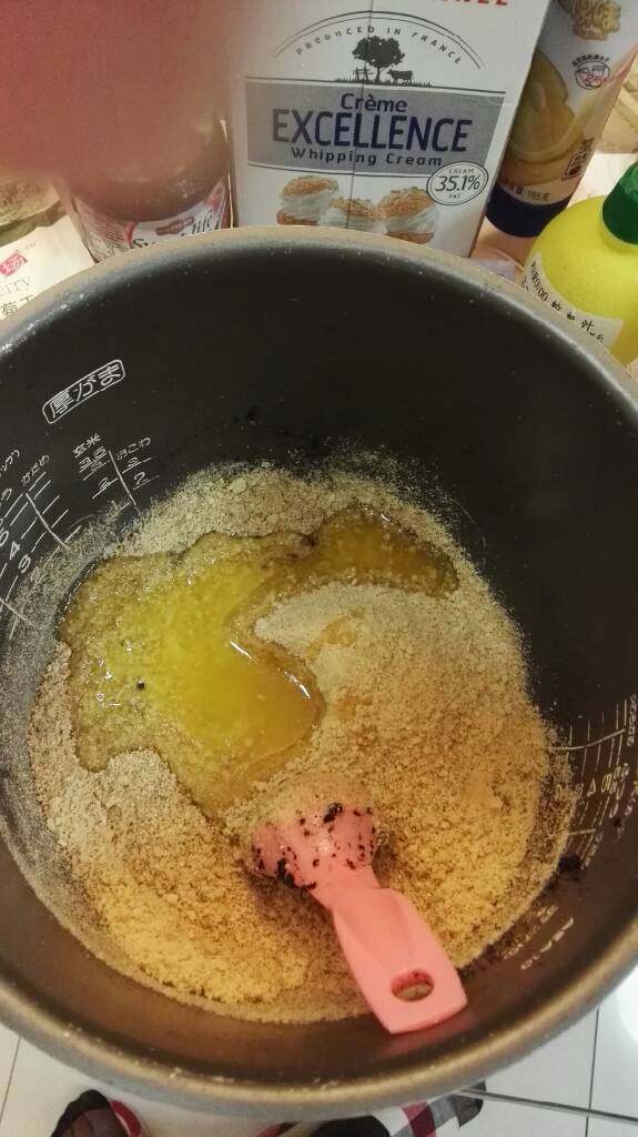 草莓酸奶慕斯,把融化了的黄油导入饼干碎中，搅拌均匀