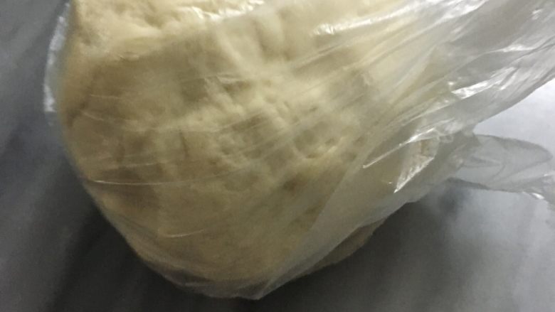 红豆豆沙包,面团材料揉匀，揉光滑放保鲜袋静置15分钟