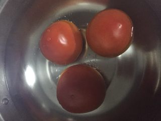 番茄肉酱意面,把番茄放到锅子里，煮一下，看到皮爆开即可