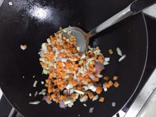 番茄肉酱意面,把锅热好，先放蒜爆香一下，然后把胡萝卜洋葱放进去爆炒，记得放点盐
