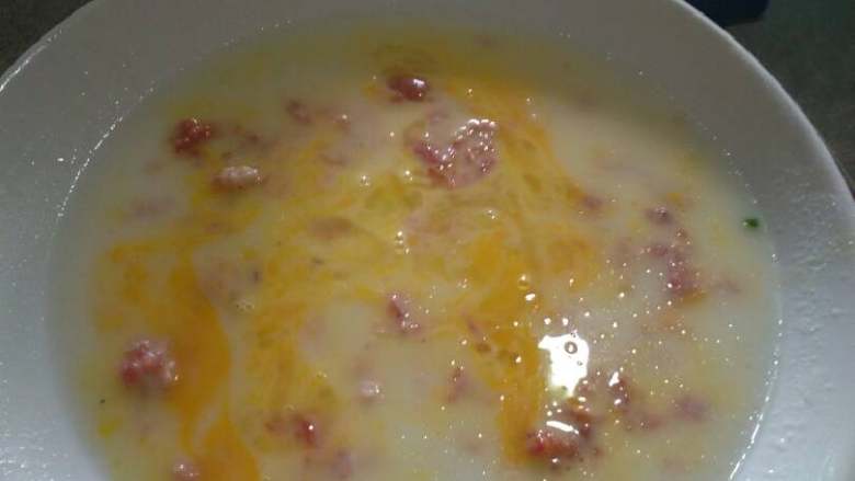 家庭肠粉,搅拌均匀以后，加入盐，鸡精就可以上锅蒸了。