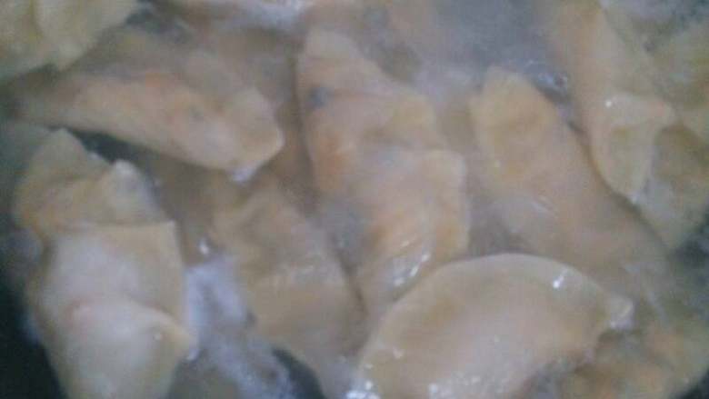 香菇瘦肉水饺,煮水饺：锅里放适量水烧开，放入饺子煮。