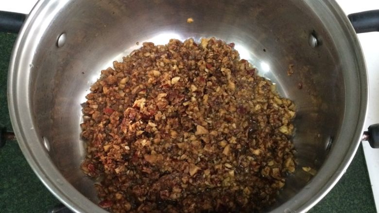 红枣低脂蛋糕,把切好的红枣碎末倒入锅内，加入纯净水煮开。