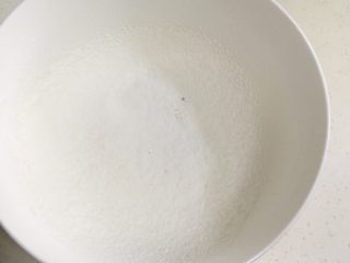 红枣低脂蛋糕,低筋面粉和泡打粉混合过筛。